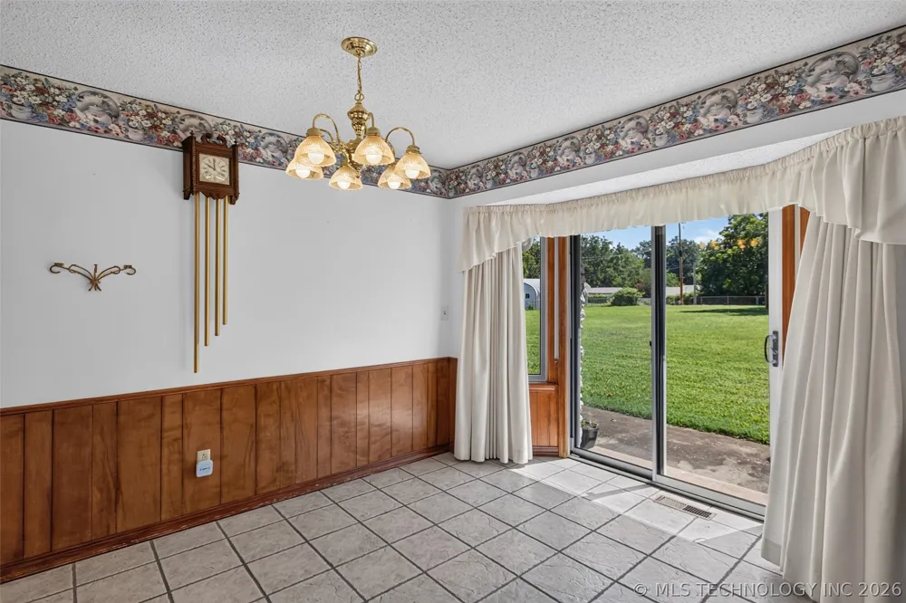 1102 Delaware Street Chouteau, OK 74337