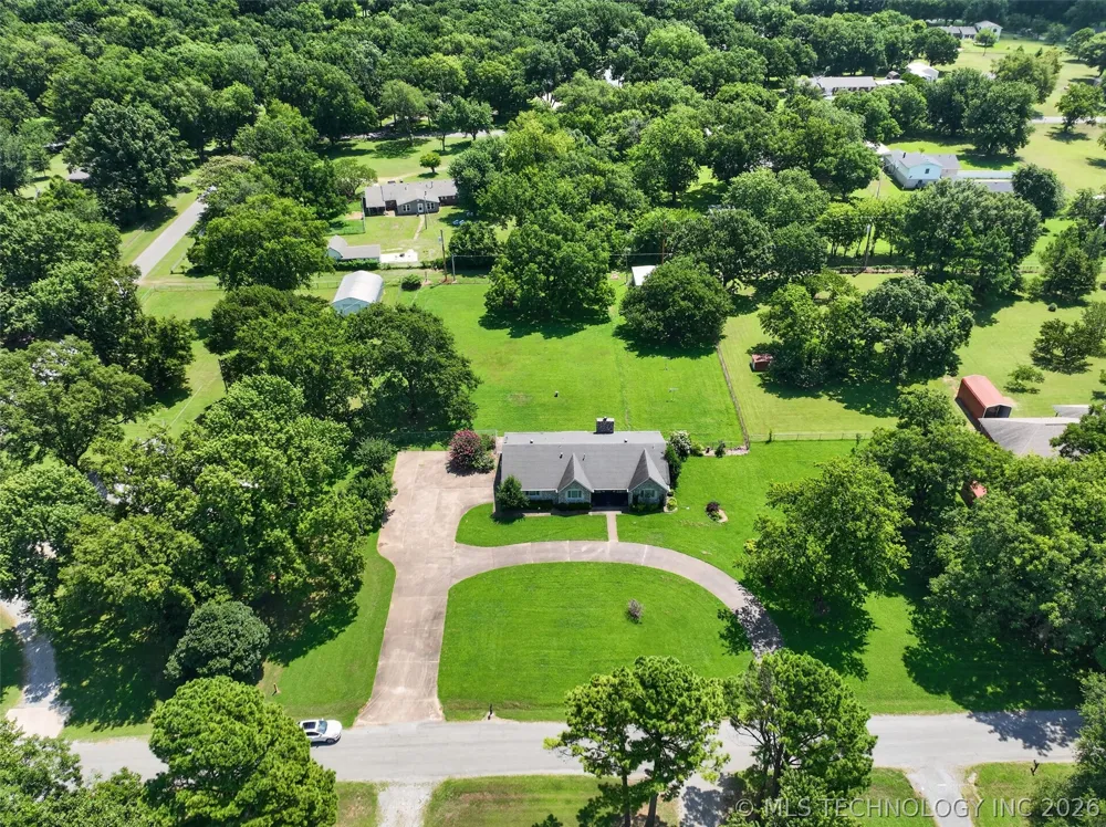 1102 Delaware Street Chouteau, OK 74337