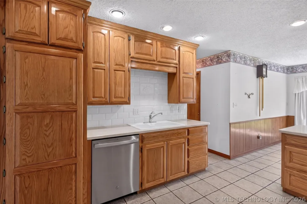 1102 Delaware Street Chouteau, OK 74337