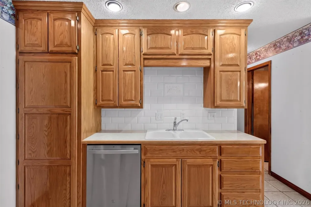 1102 Delaware Street Chouteau, OK 74337