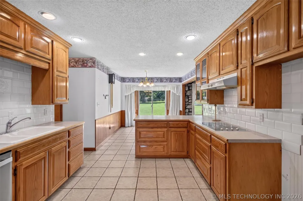 1102 Delaware Street Chouteau, OK 74337
