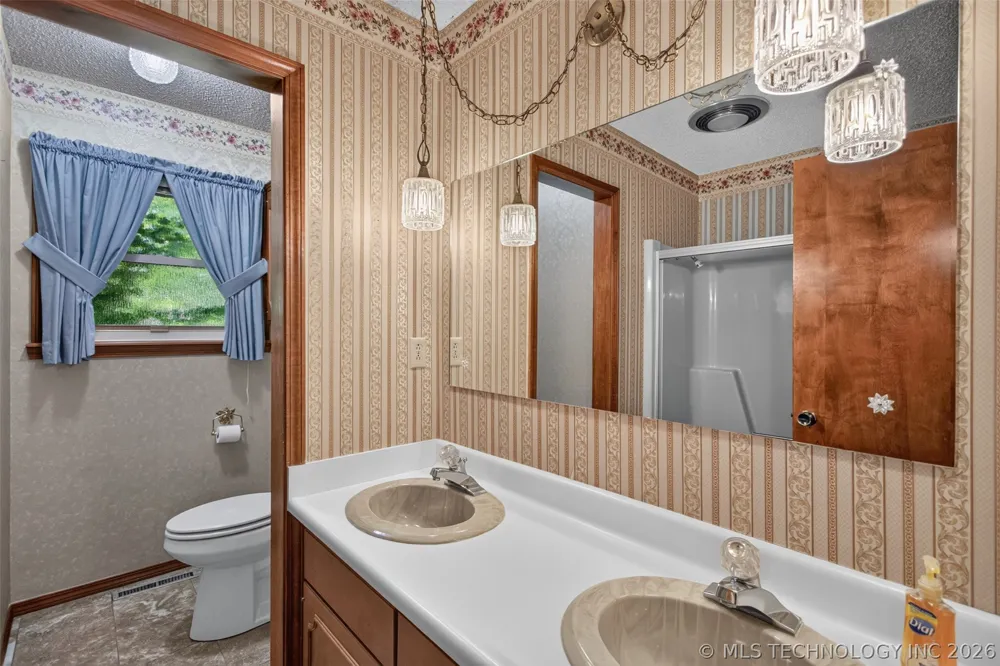 1102 Delaware Street Chouteau, OK 74337
