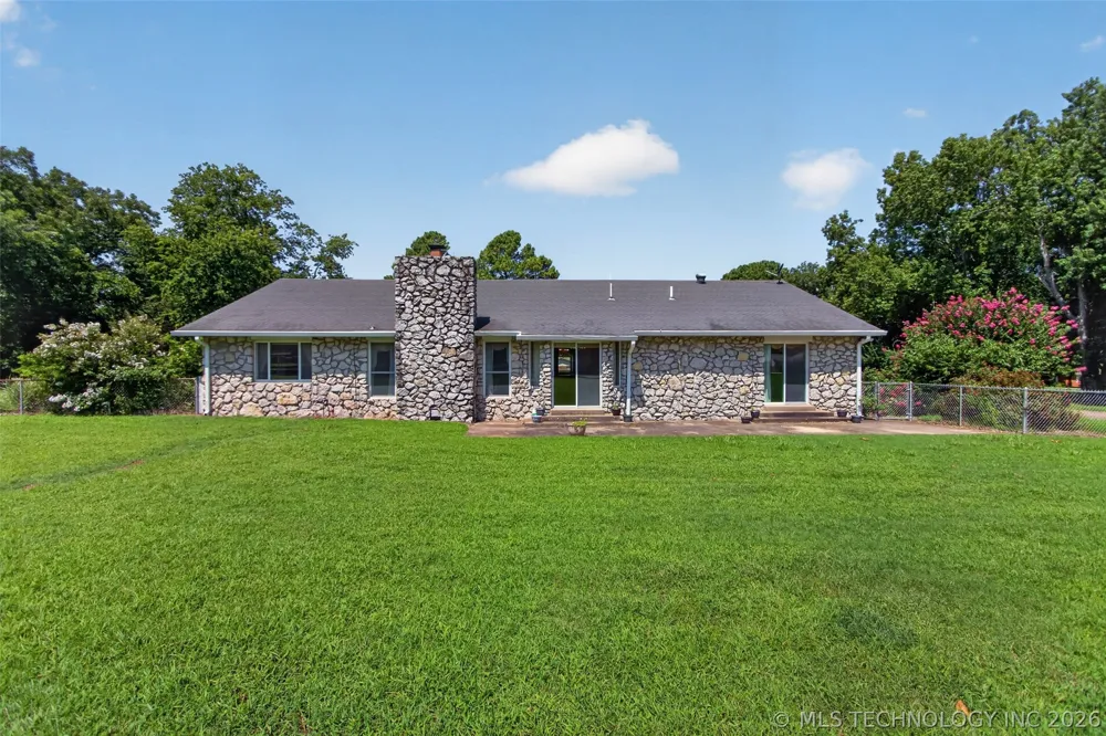 1102 Delaware Street Chouteau, OK 74337