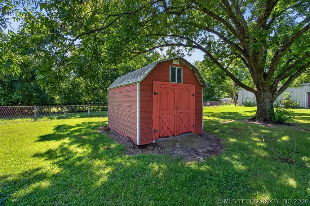 1102 Delaware Street Chouteau, OK 74337