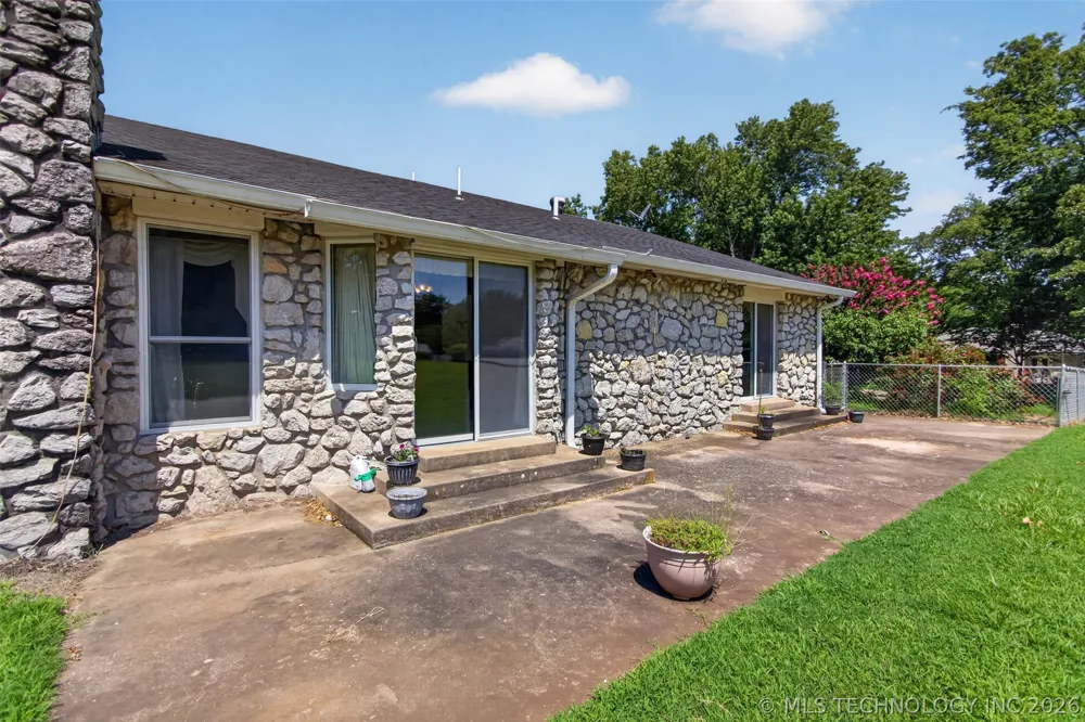 1102 Delaware Street Chouteau, OK 74337