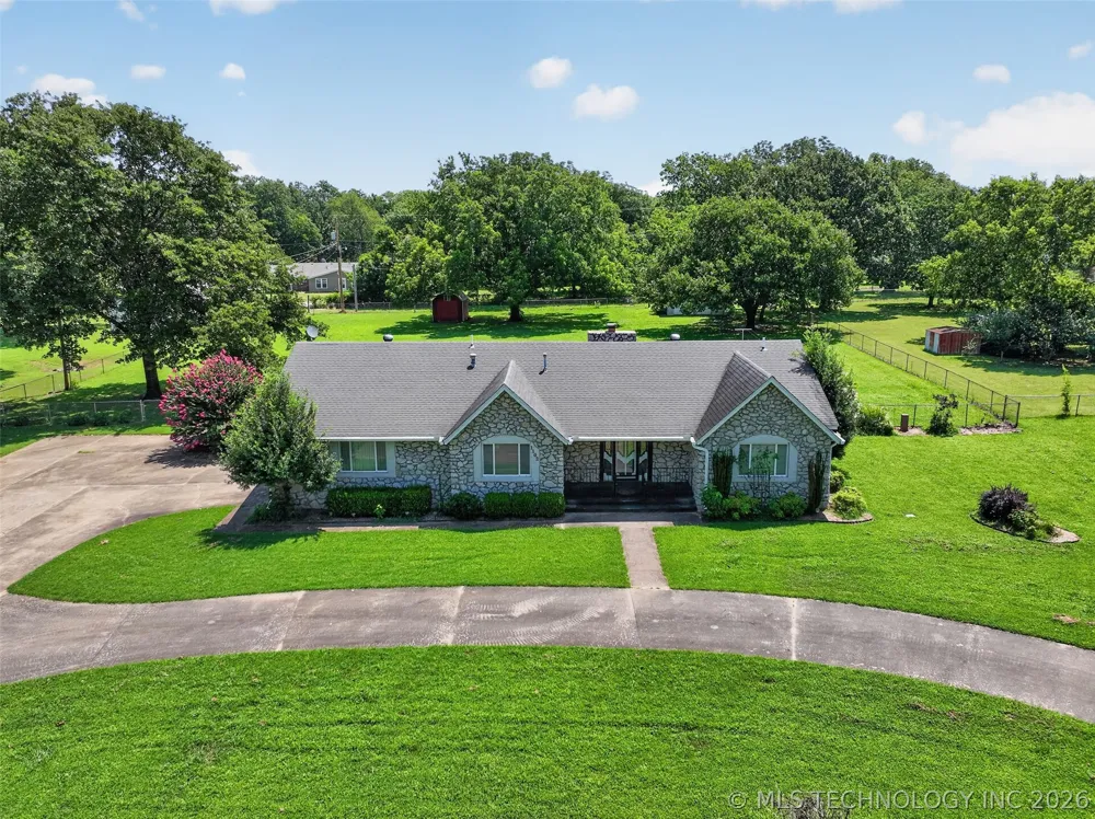 1102 Delaware Street Chouteau, OK 74337