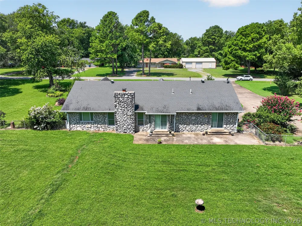 1102 Delaware Street Chouteau, OK 74337