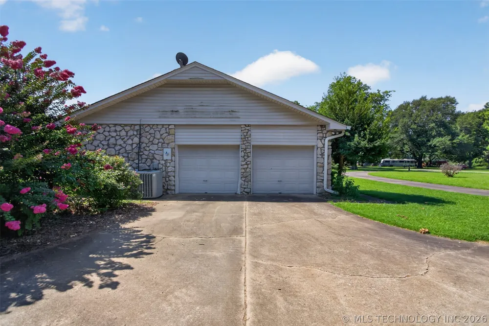 1102 Delaware Street Chouteau, OK 74337