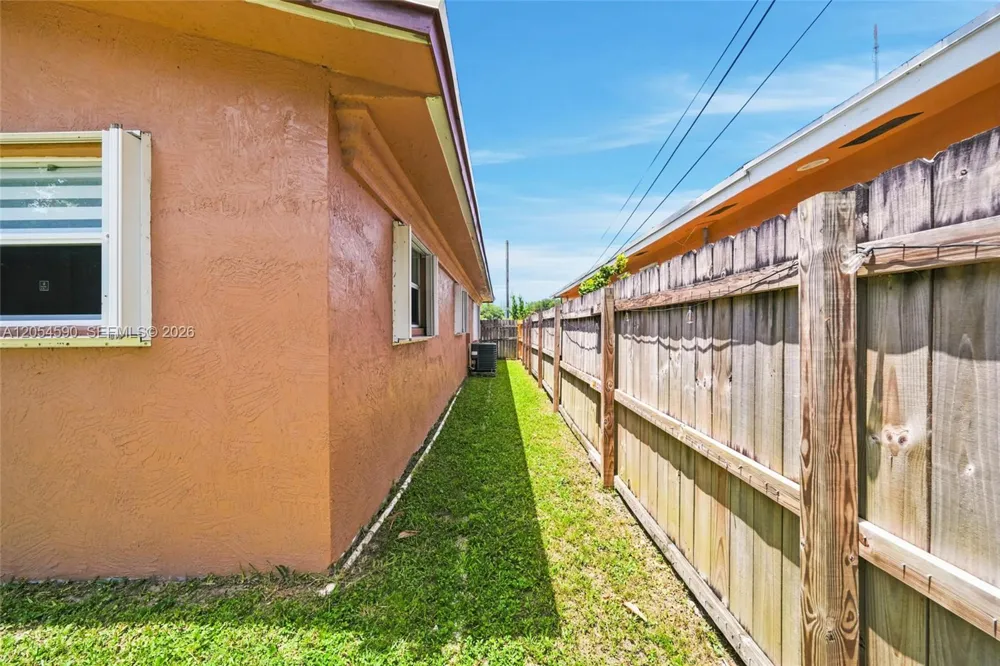 5632 SW 36th Ct West Park, FL 33023
