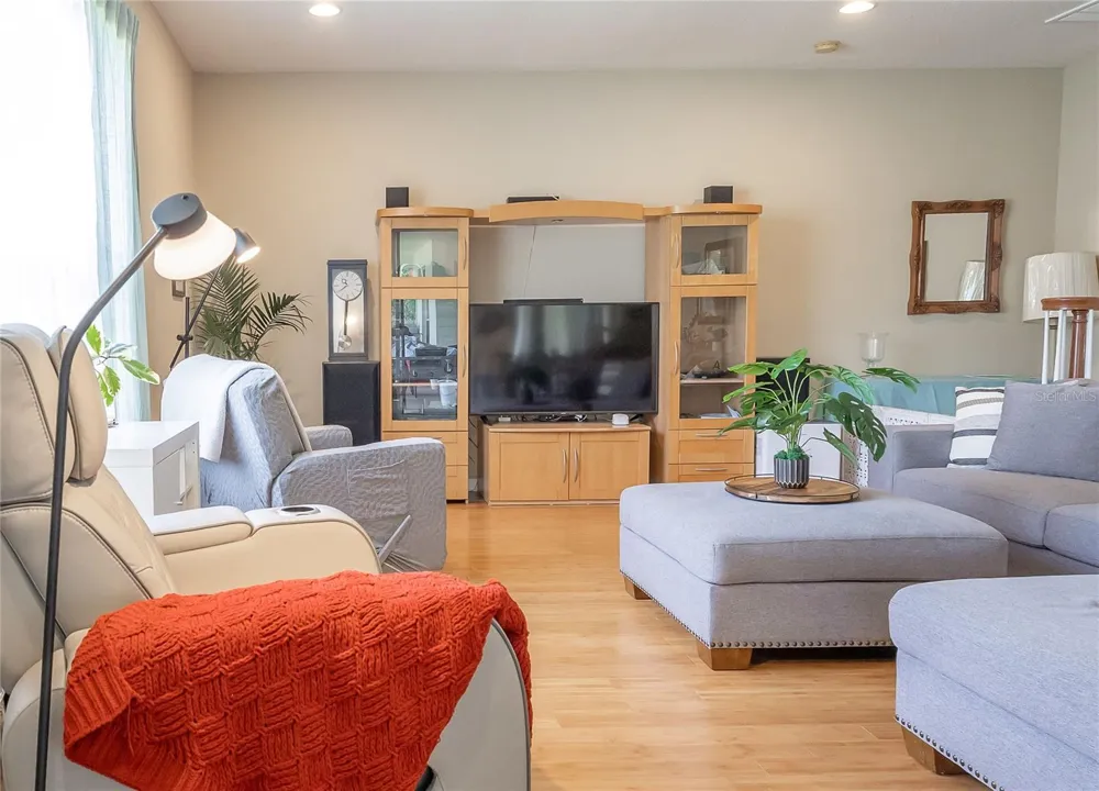 307 CARRIAGE OAK PL Seffner, FL 33584
