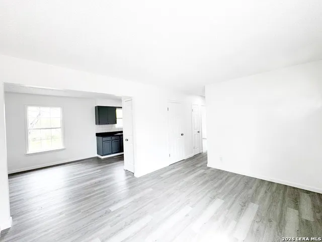 501 CORLEY DR Devine, TX 78016