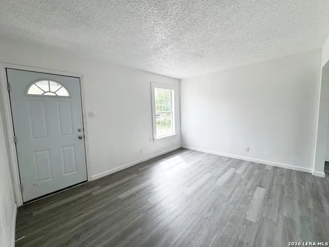 501 CORLEY DR Devine, TX 78016