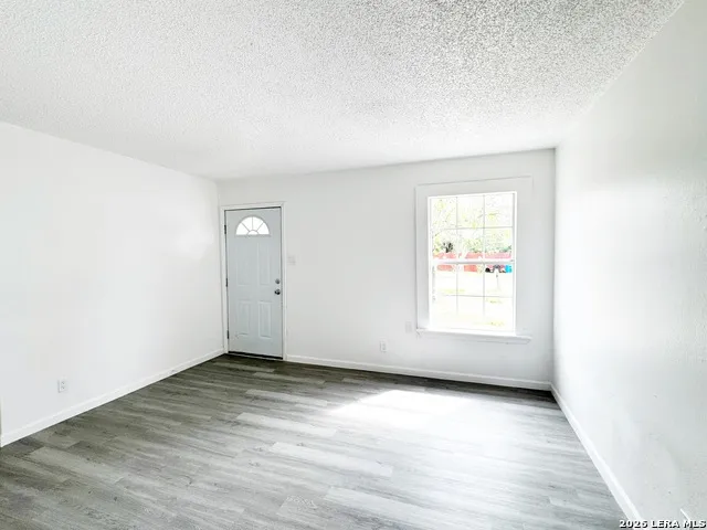 501 CORLEY DR Devine, TX 78016