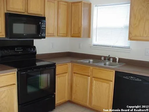 8912 SCARLET CRK Universal City, TX 78148