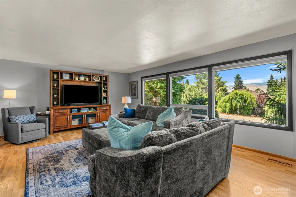 1677 Eastmont Avenue East Wenatchee, WA 98802