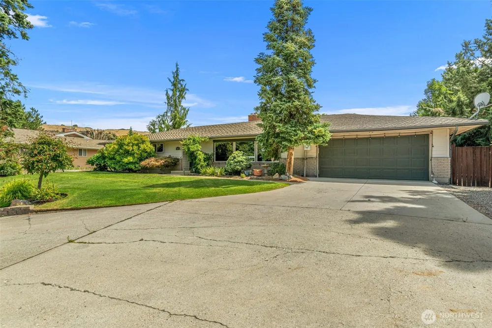 1677 Eastmont Avenue East Wenatchee, WA 98802
