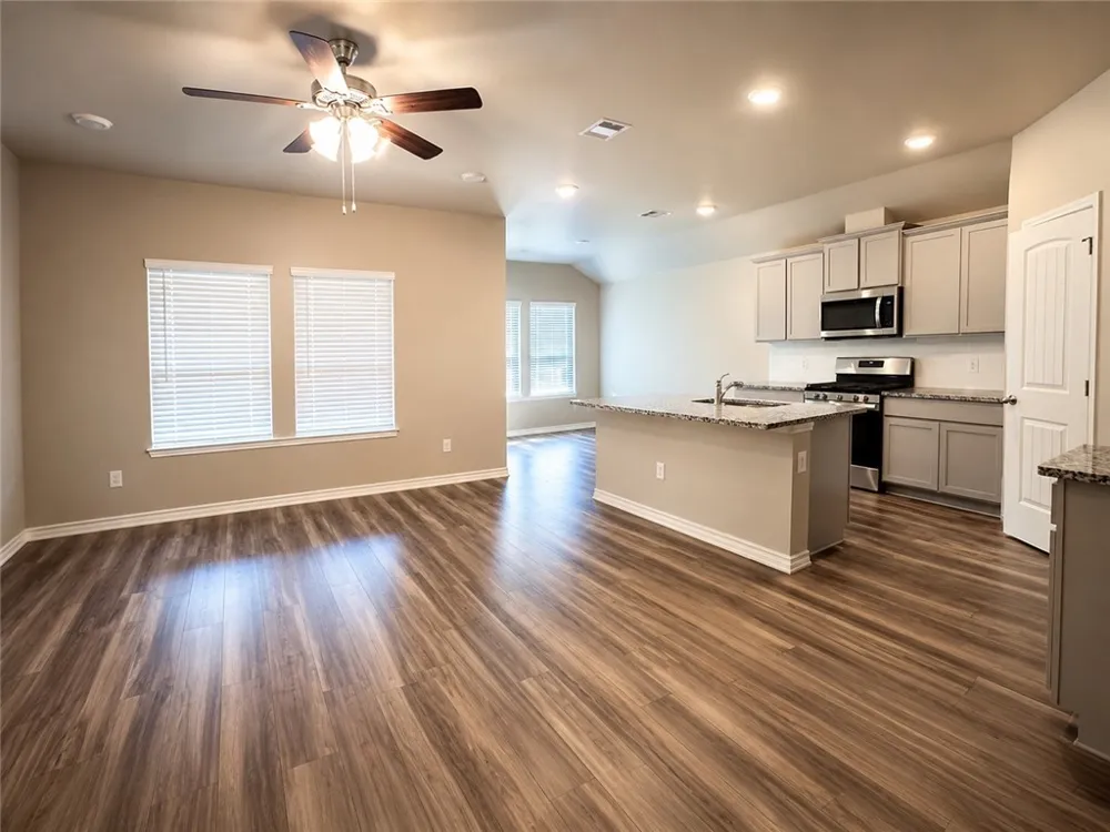 1417 Maverick Sinton, TX 78387
