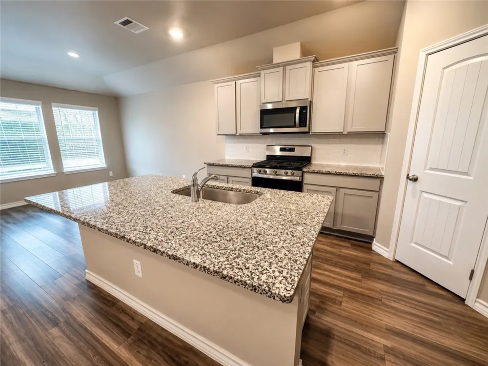 1417 Maverick Sinton, TX 78387