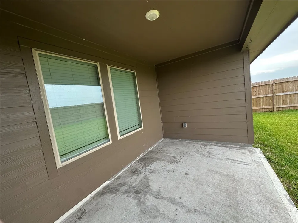 1417 Maverick Sinton, TX 78387