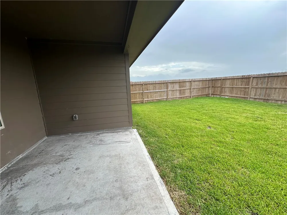 1417 Maverick Sinton, TX 78387