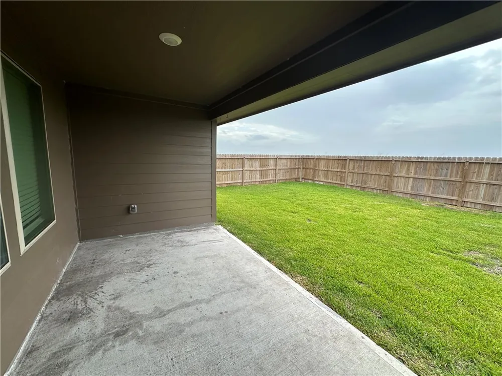 1417 Maverick Sinton, TX 78387