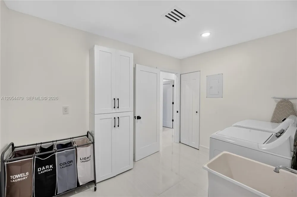 1892 NE 33rd St Oakland Park, FL 33306