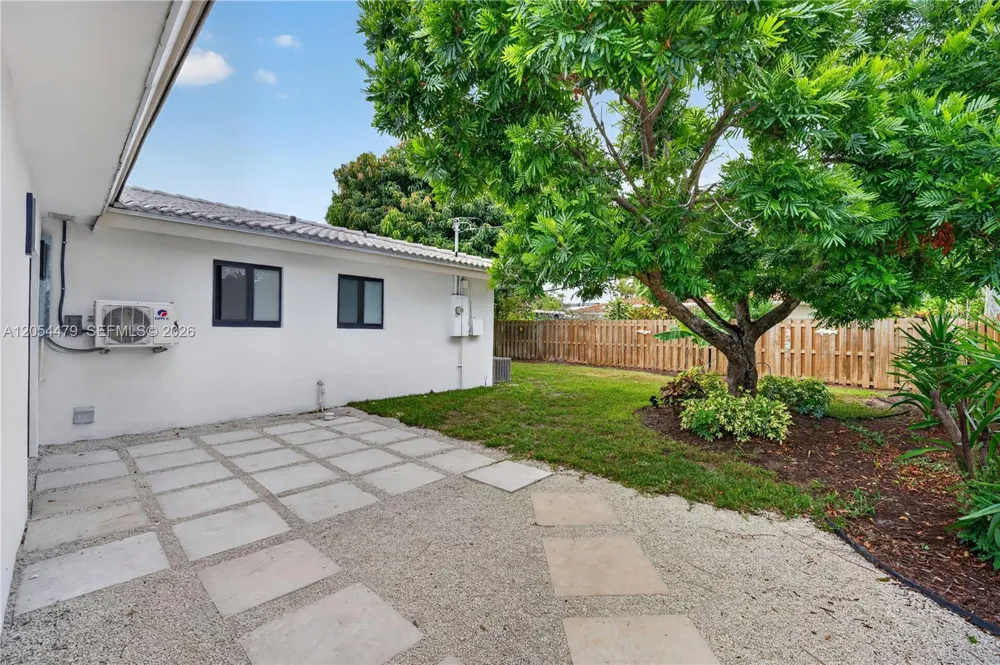 1892 NE 33rd St Oakland Park, FL 33306