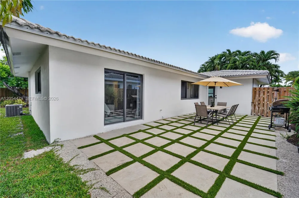 1892 NE 33rd St Oakland Park, FL 33306