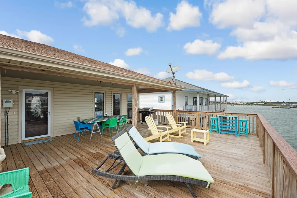 336 Admiral Circle Tiki Island, TX 77554