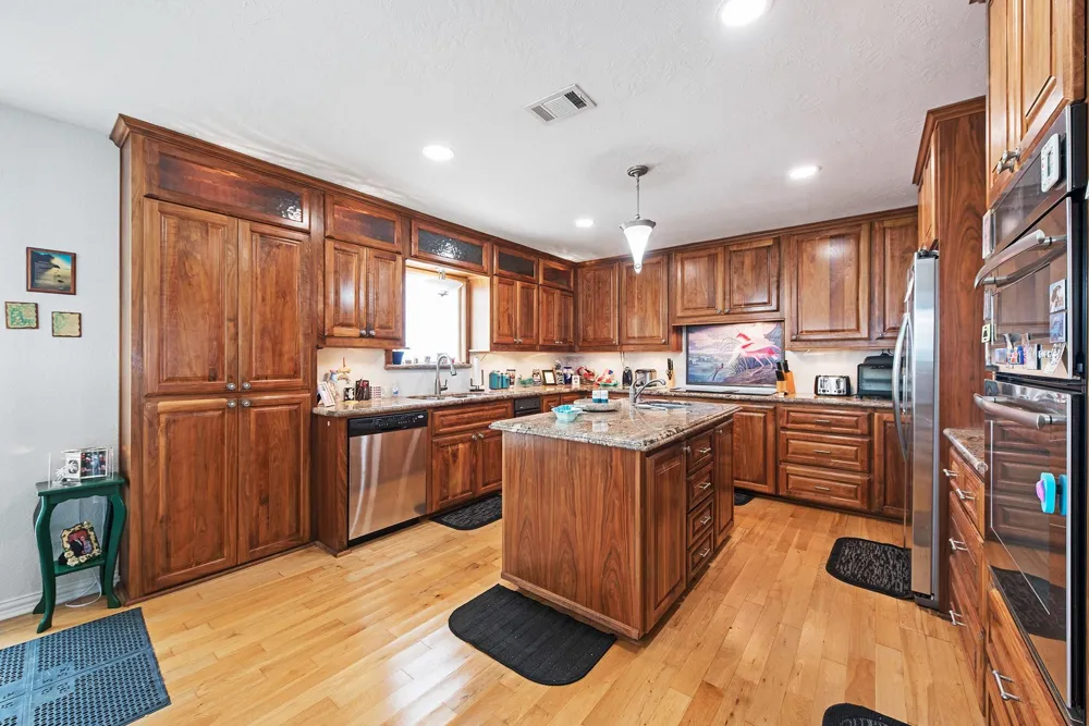 336 Admiral Circle Tiki Island, TX 77554