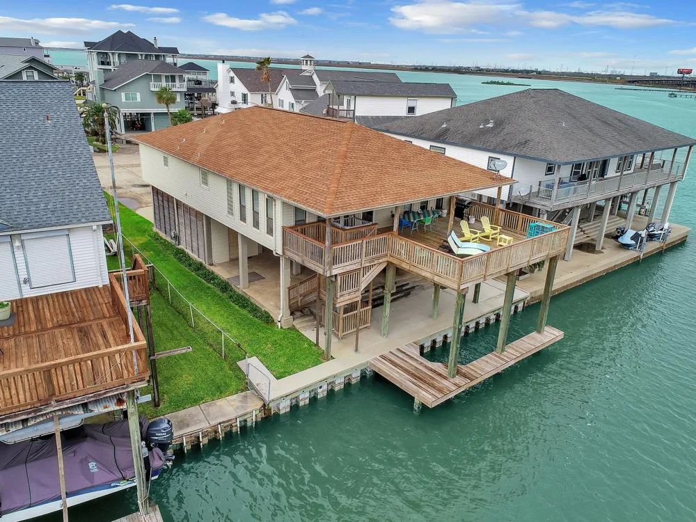 336 Admiral Circle Tiki Island, TX 77554