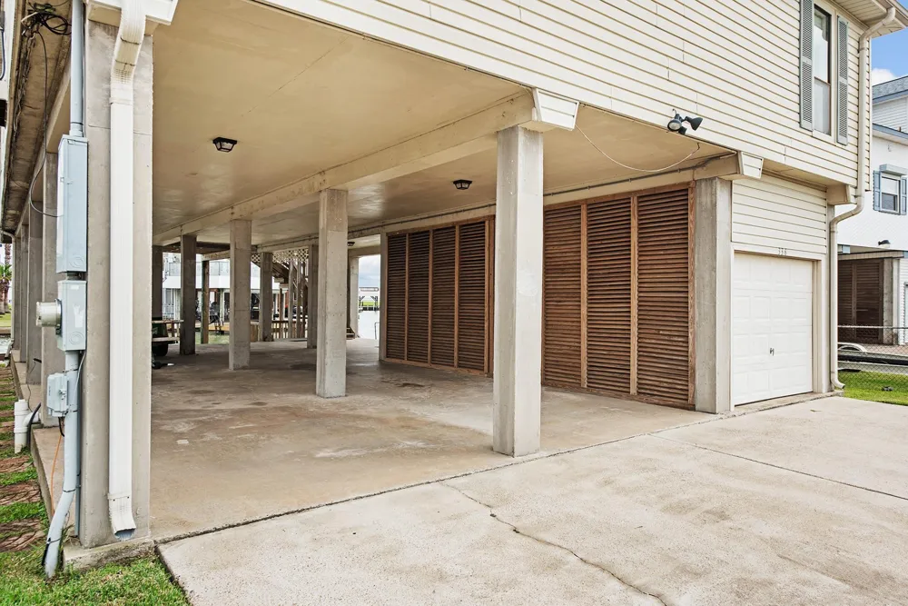 336 Admiral Circle Tiki Island, TX 77554