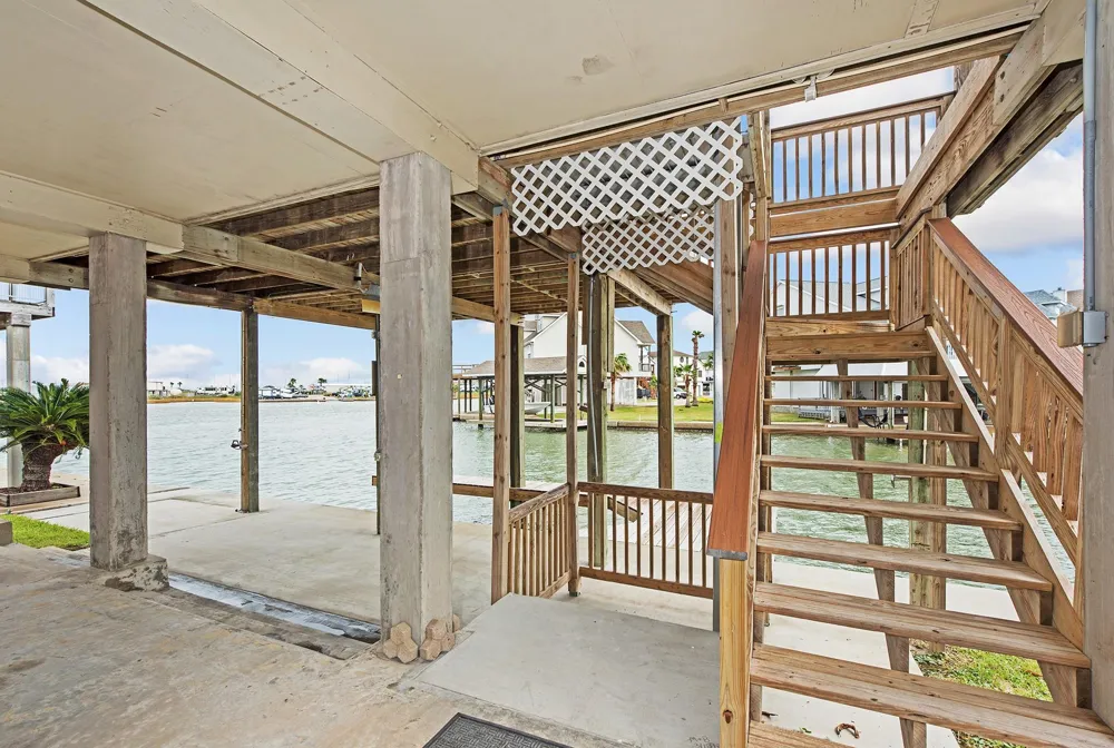 336 Admiral Circle Tiki Island, TX 77554