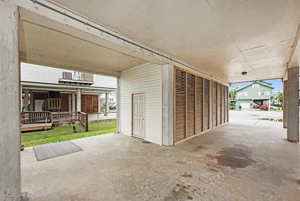 336 Admiral Circle Tiki Island, TX 77554