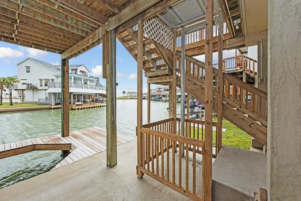 336 Admiral Circle Tiki Island, TX 77554