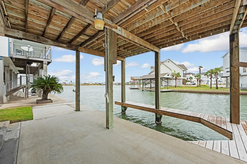 336 Admiral Circle Tiki Island, TX 77554