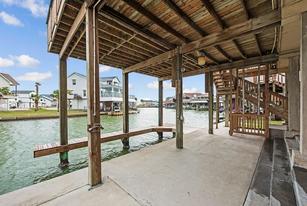 336 Admiral Circle Tiki Island, TX 77554