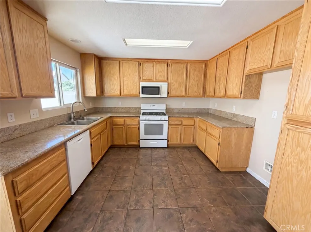 11401 Villa Adelanto, CA 92301