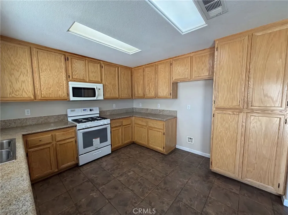 11401 Villa Adelanto, CA 92301