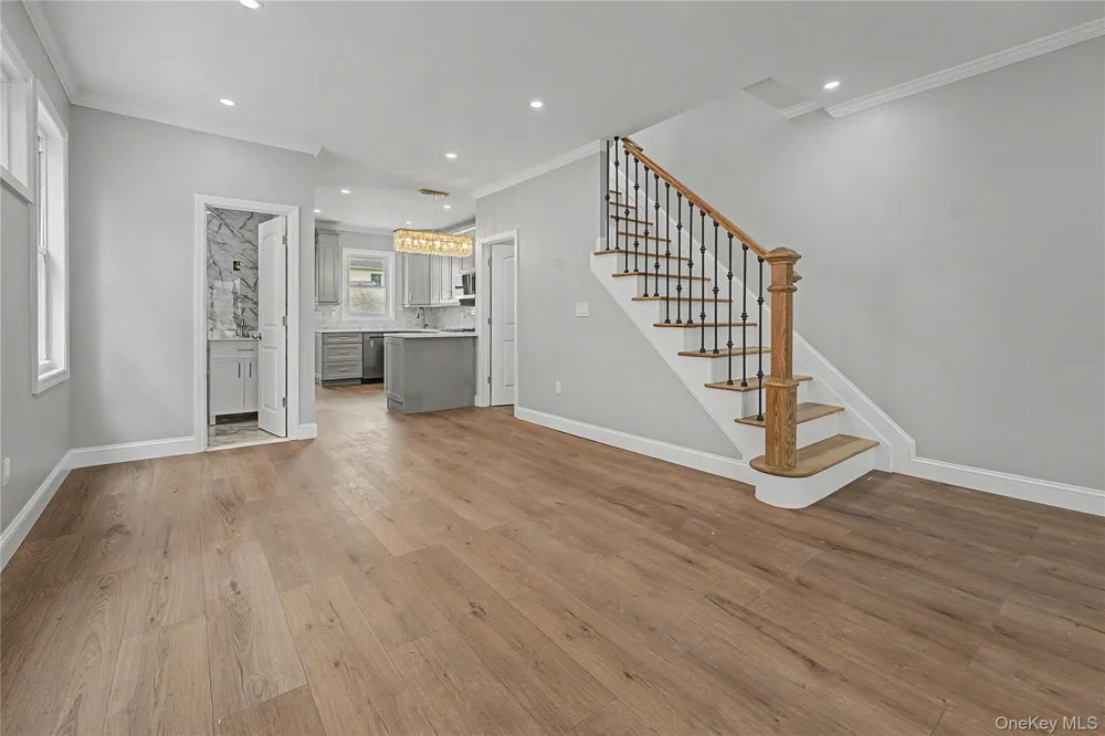 9431 239th Street Floral Park, NY 11001