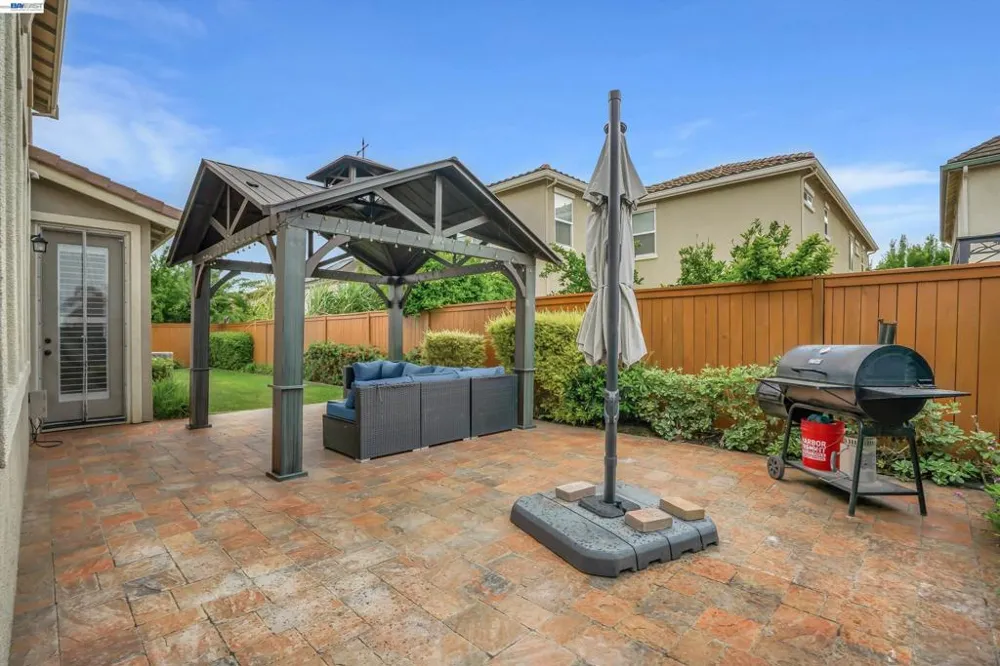 582 Pasture Ave Lathrop, CA 95330