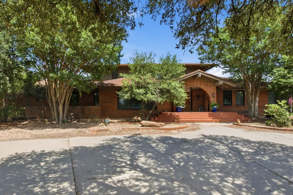 904 W Belknap Street Jacksboro, TX 76458