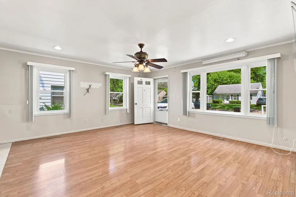 10401 Albany Street Oak Park City, MI 48237