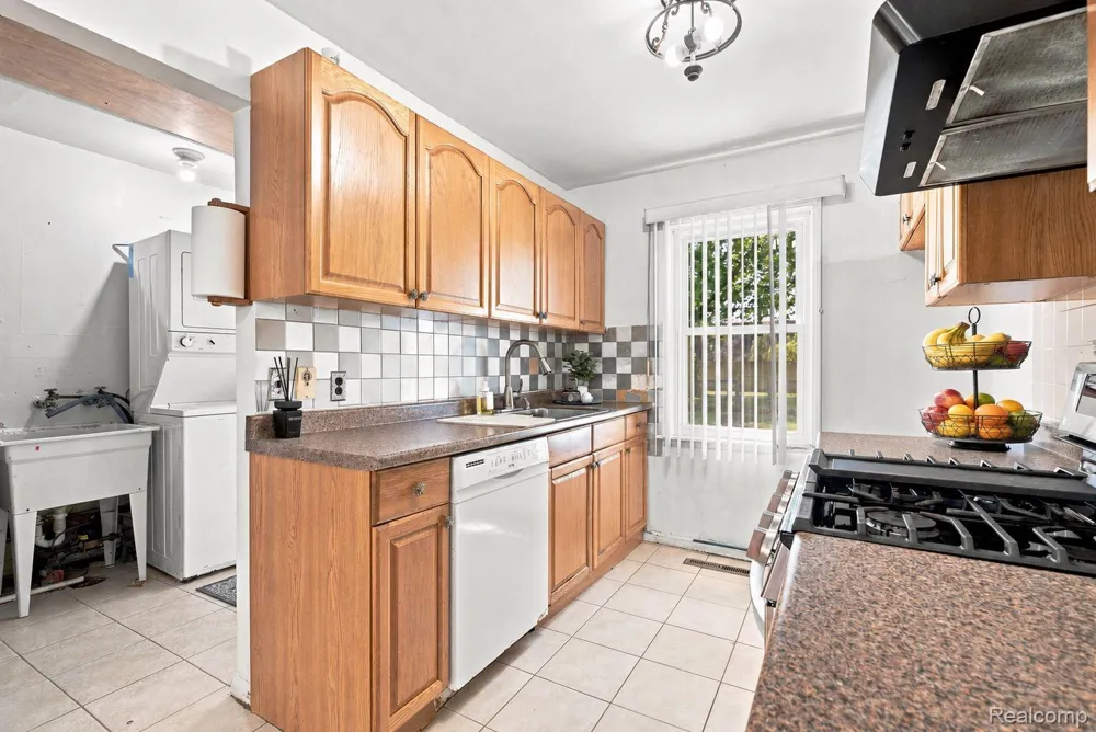 10401 Albany Street Oak Park City, MI 48237