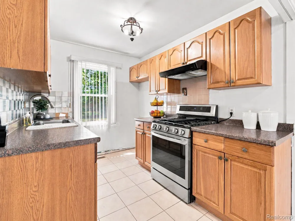 10401 Albany Street Oak Park City, MI 48237