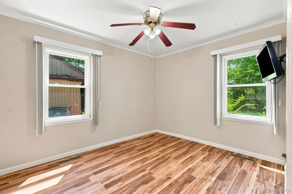 10401 Albany Street Oak Park City, MI 48237