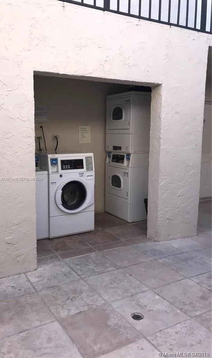 6715 Kendall Dr #707 Pinecrest, FL 33156