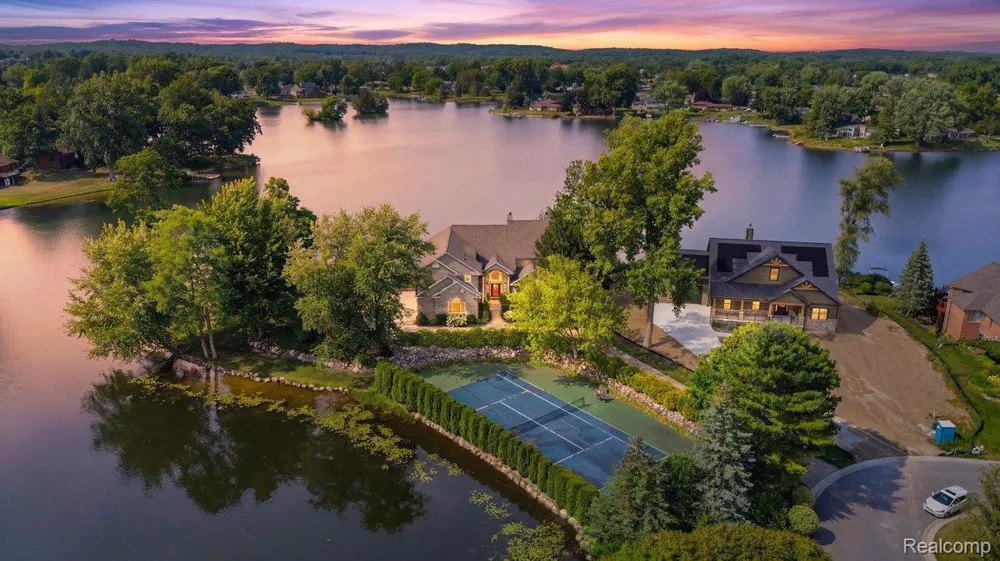 9669 Steephollow Drive White Lake Charter Township, MI 48386