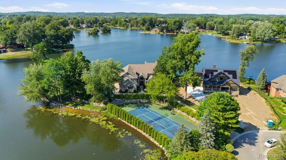 9669 Steephollow Drive White Lake Charter Township, MI 48386