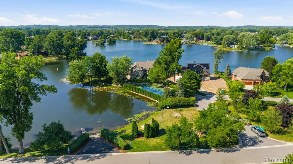 9669 Steephollow Drive White Lake Charter Township, MI 48386